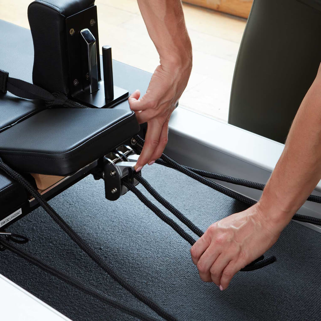Met de twee hendels van de Pilates Reofrmer Rope Adjuster, wordt de lengte van het touw eenvoudig aangepast Met de twee hendels van de Pilates Reofrmer Rope Adjuster, wordt de lengte van het touw eenvoudig aangepast