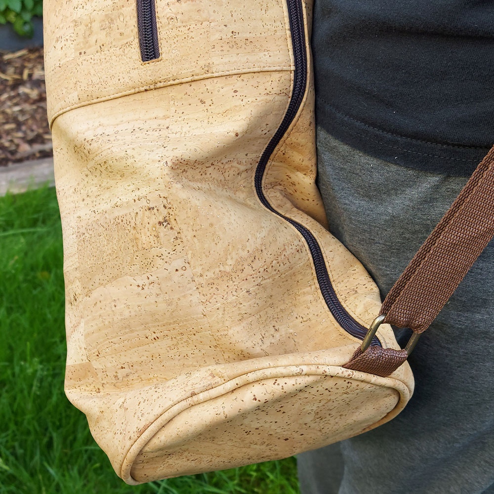 Deze yoga mat tas is gemaakt van biologisch kurk én van het merk Samarali nu verkrijgbaar bij Yoga-Pilatesshop.nl!