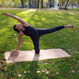 Het yoga blok gemaakt van 100% natuurlijk materiaal van Samarali is nu verkrijgbaar op Yoga-Pilatesshop.nl