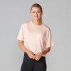Maak je sportoutfit compleet met de licht roze crop tee van Tavi Noir. Bekijk hem nu op Yoga-Pilatesshop.nl!