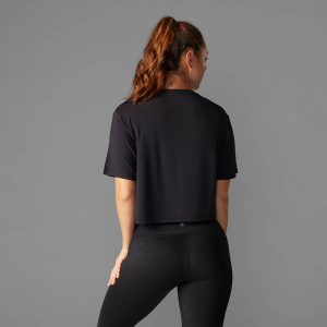 Crop tee van Tavi Noir kan je nu kopen in onze webshop bekijk hem snel op Yoga-Pilatesshop.nl