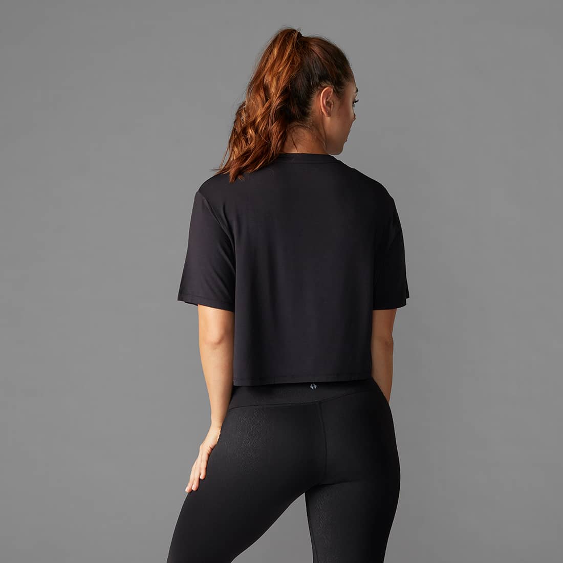 Crop tee van Tavi Noir kan je nu kopen in onze webshop bekijk hem snel op Yoga-Pilatesshop.nl Crop tee van Tavi Noir kan je nu kopen in onze webshop bekijk hem snel op Yoga-Pilatesshop.nl