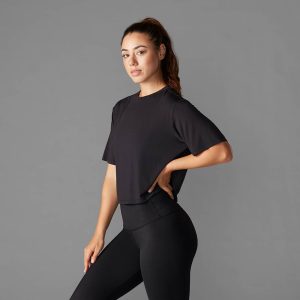 Crop tee van Tavi Noir kan je nu kopen op onze webshop Yoga-Pilatesshop.nl
