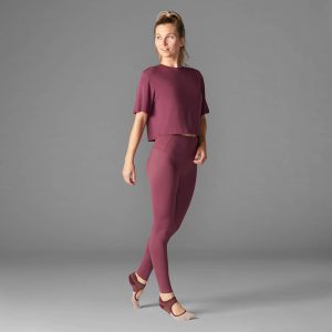 Crop tee Garnet van Tavi Noir is nu verkrijgbaar op Yoga-Pilatesshop.nl