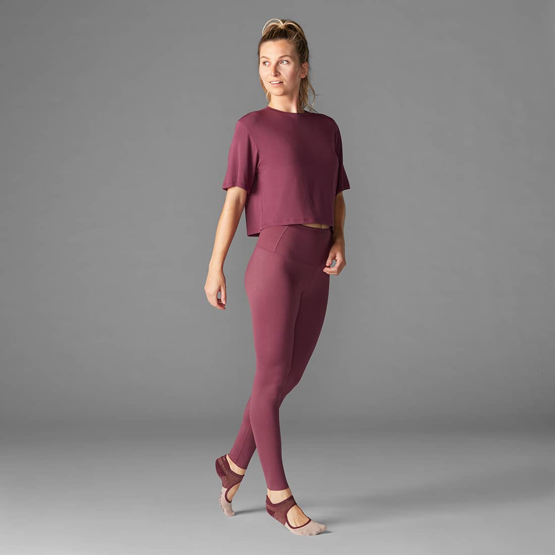 Crop tee Garnet van Tavi Noir is nu verkrijgbaar op Yoga-Pilatesshop.nl