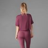 Crop tee Garnet van Tavi Noir nu beschikbaar op Yoga-Pilatesshop