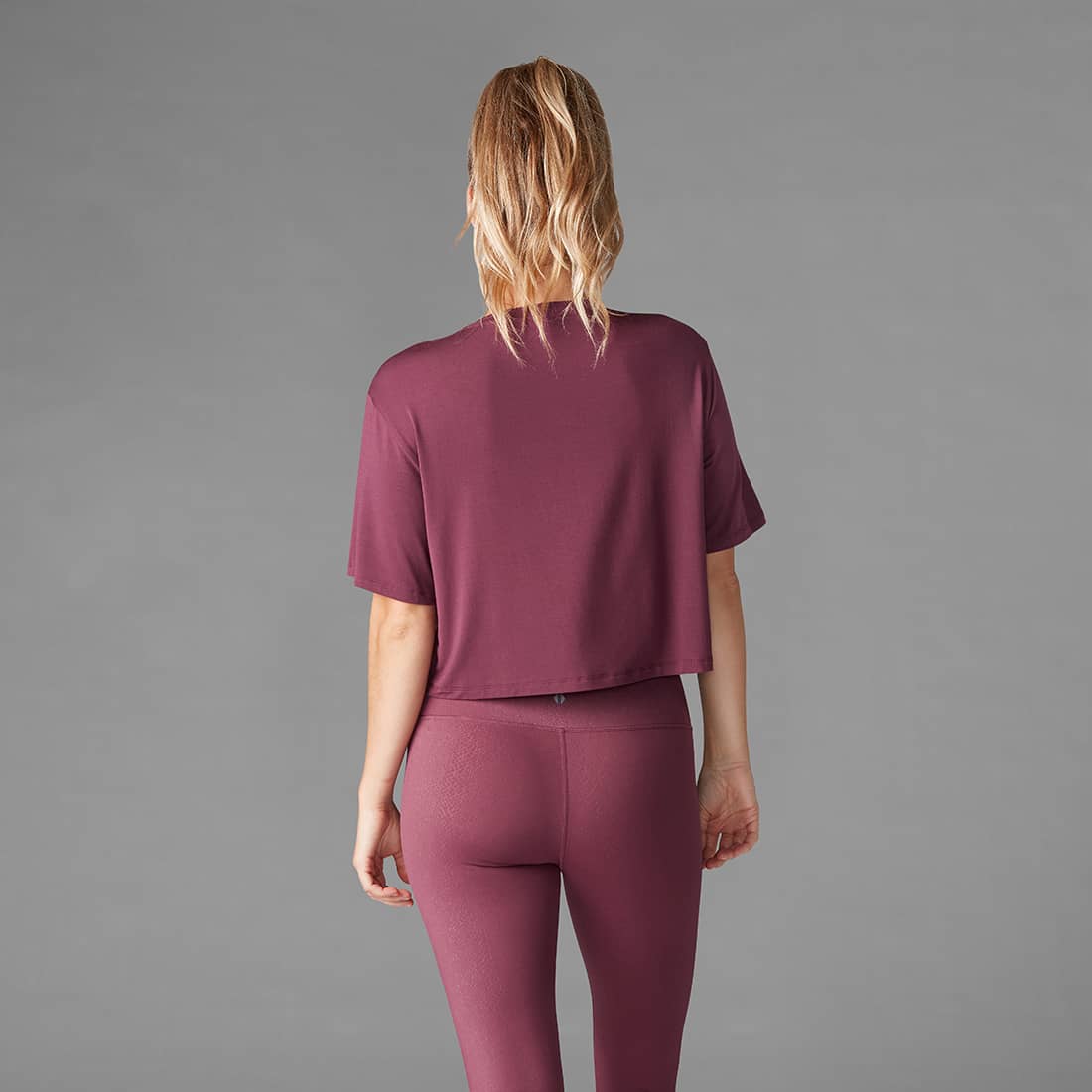 Crop tee Garnet van Tavi Noir nu beschikbaar op Yoga-Pilatesshop