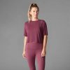 Crop tee Garnet van Tavi Noir nu veilig en voordelig verkrijgbaar op Yoga-Pilatesshop.nl!