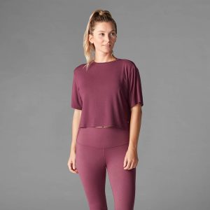 Crop tee Garnet van Tavi Noir nu veilig en voordelig verkrijgbaar op Yoga-Pilatesshop.nl!