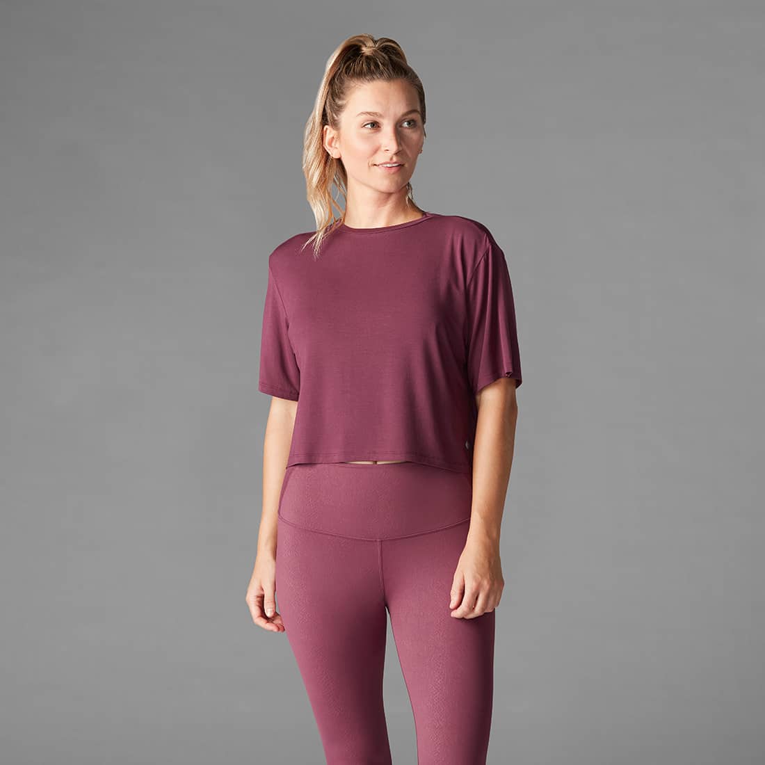 Crop tee Garnet van Tavi Noir nu veilig en voordelig verkrijgbaar op Yoga-Pilatesshop.nl!
