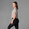 Crop tee van Tavi Noir is nu verkrijgbaar op Yoga-Pilatesshop.nl Crop tee van Tavi Noir is nu verkrijgbaar op Yoga-Pilatesshop.nl