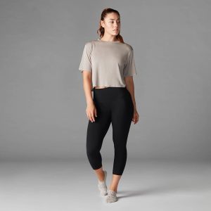 Crop tee van Tavi Noir nu beschikbaar op Yoga-Pilatesshop