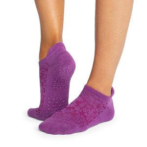 De paarse Antislip Sokken Savvy Violet Floral van Tavi Noir zijn nu te koop op Yoga-Pilatesshop!