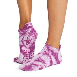 De paarse Antislip Sokken Savvy Violet Tie Dye van Tavi Noir zijn nu te koop op Yoga-Pilatesshop!
