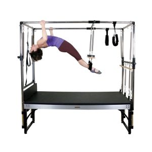 Pilates reformer in combinatie met een volledig uitgeruste Cadillac voor de beste pilates oefeningen